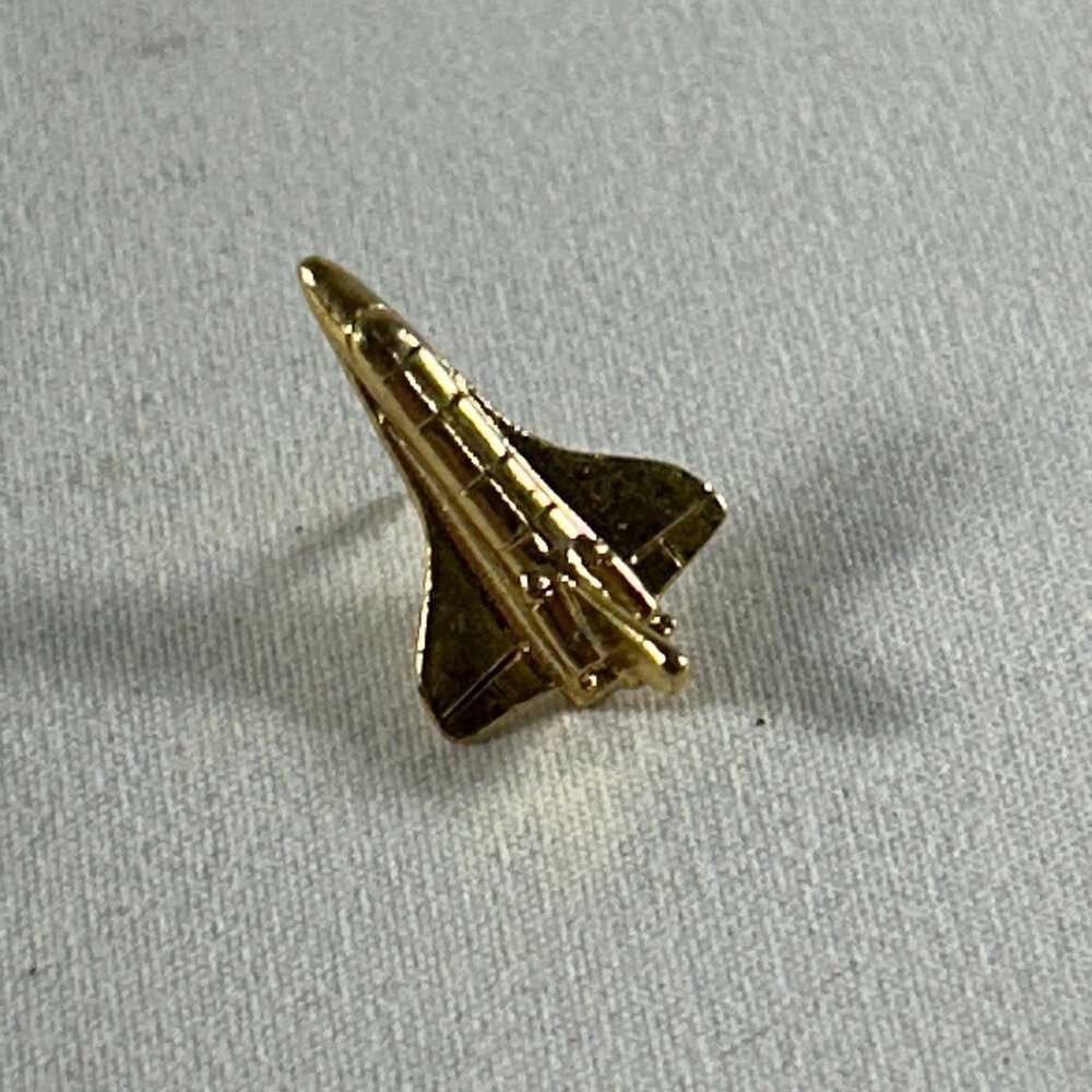 NASA KENNEDY SPACE CENTER GOLD TONE SHUTTLE PIN